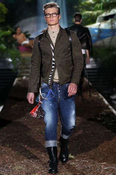 Look 15
